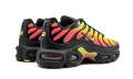 AIR MAX PLUS TN SE MNS WMNS "Black Volt Solar Red" AQ9979 001